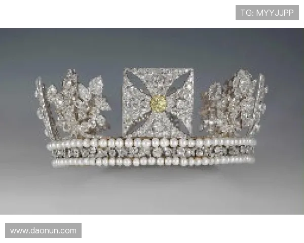 皇冠真实图片高清展示，皇室皇冠的珍贵宝石与工艺技巧